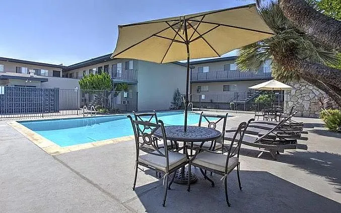 Country Club Apartments — Photo 3