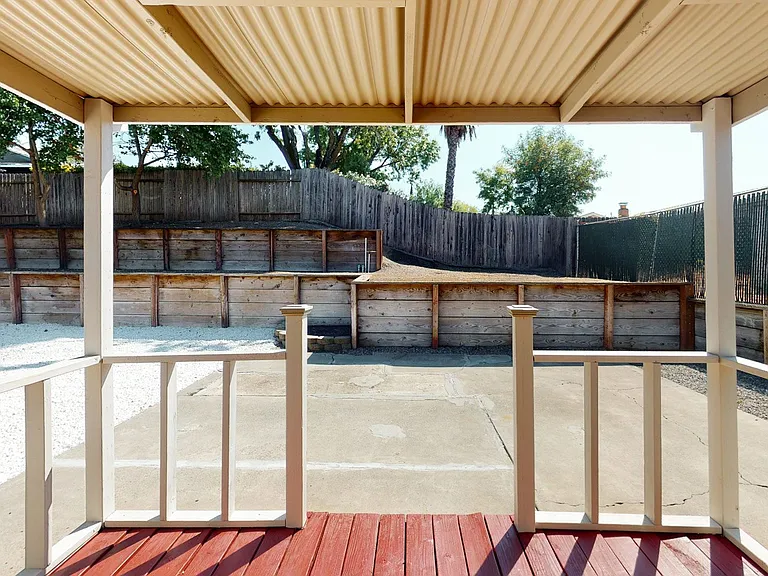 451 Springvalley Dr — Photo 2