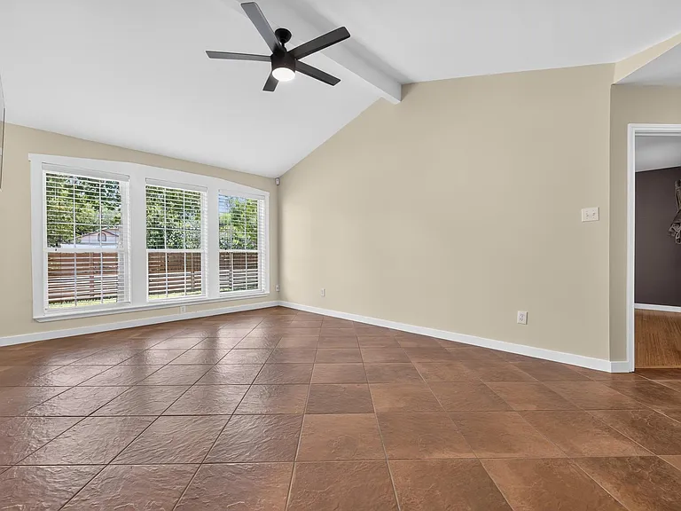 801 Kavanagh Dr — Photo 6