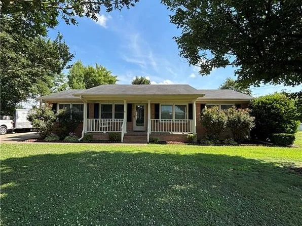 17 Randolph Dr, Windsor, VA 23487