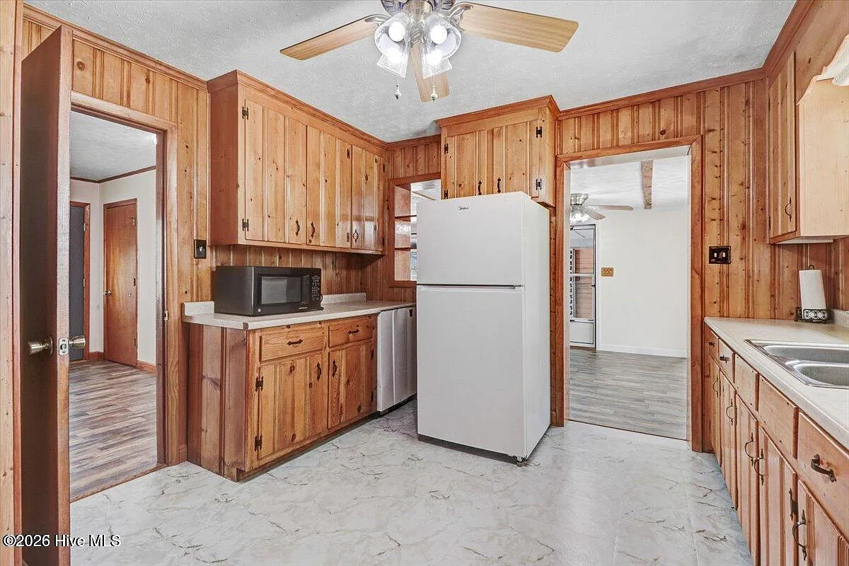 3 bed, 1.0 bath, 1520 sqft, $1,050 — Photo 4