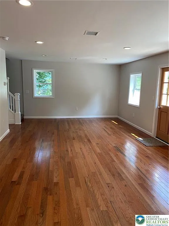 3 bed, 1.5 bath, 1328 sqft, $1,975 — Photo 4