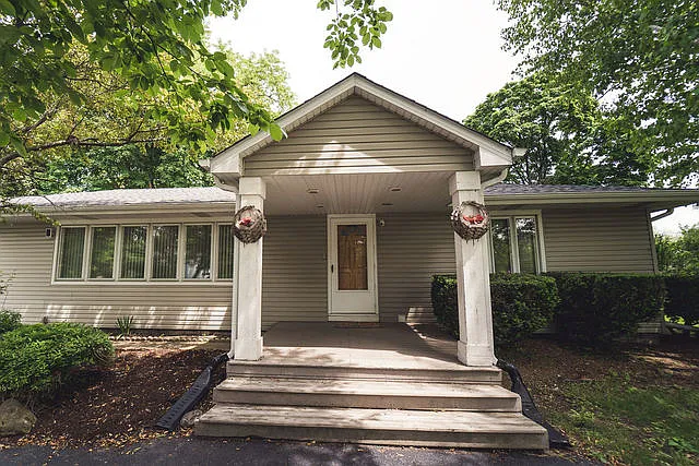 17W540 Hillcrest Dr photo 1
