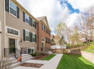1522 Deer Pointe Dr, South Elgin, IL 60177