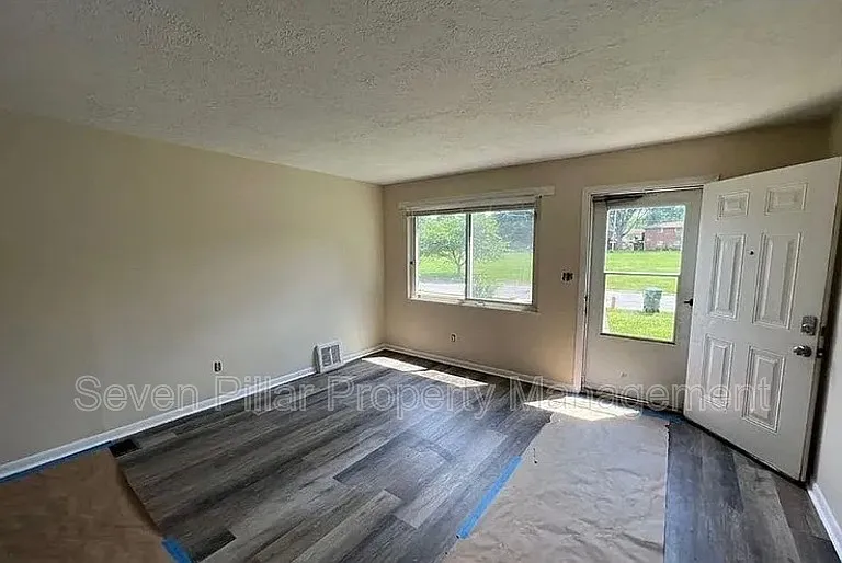 323 S Napoleon Ave — Photo 2