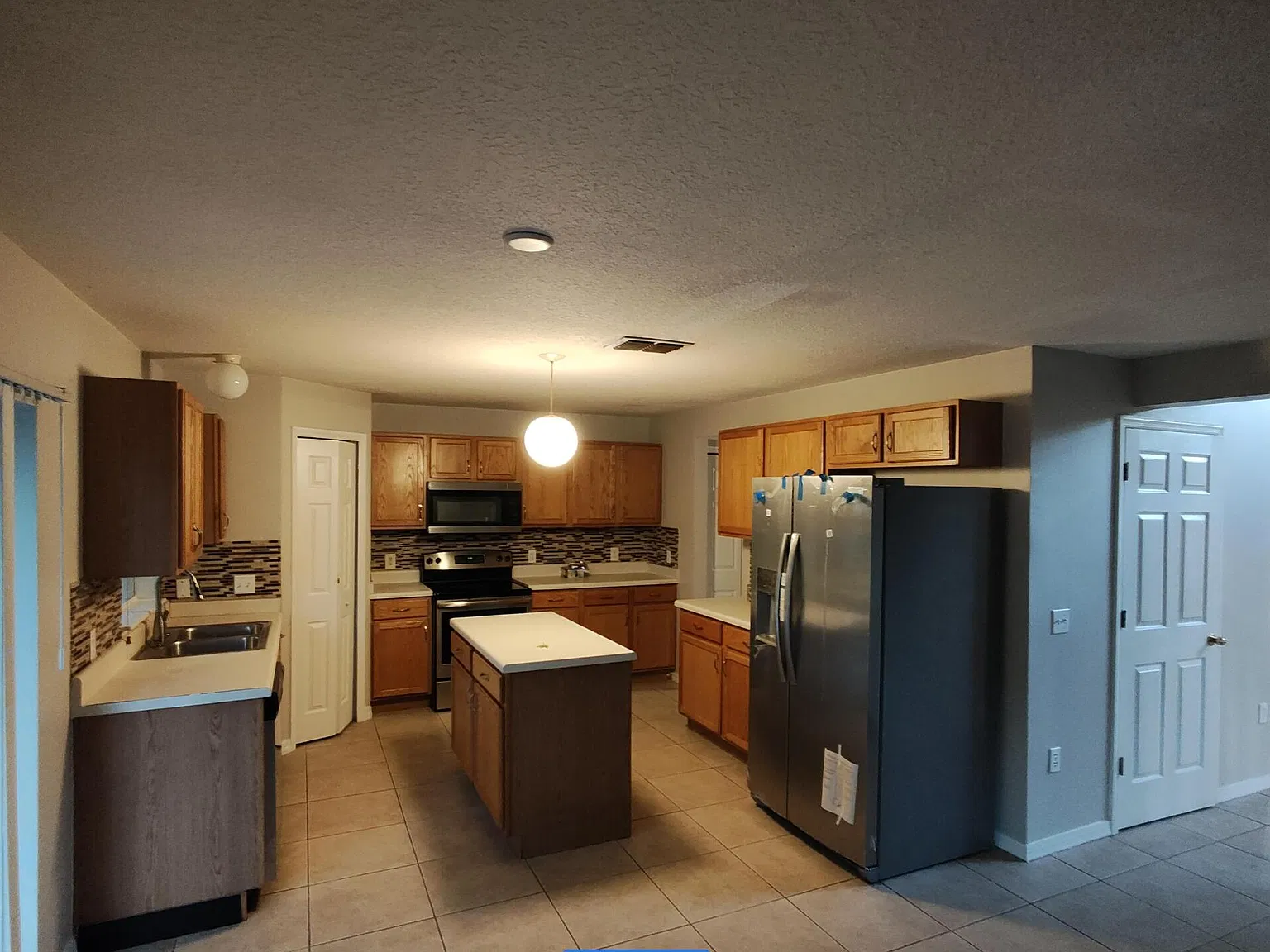 4 bed, 2.5 bath, 2368 sqft, $3,000 — Photo 4