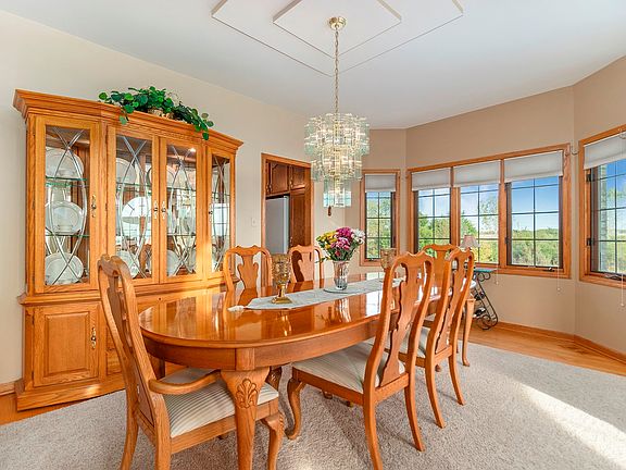 Open concept dining room, great space to entertain