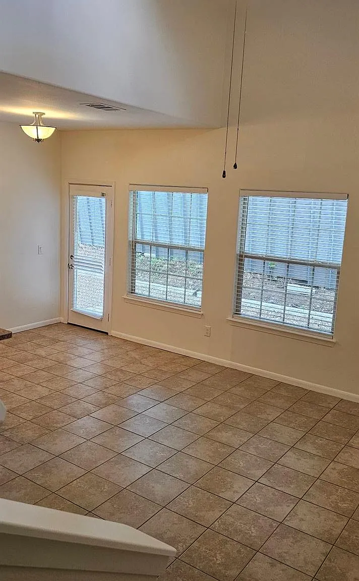 3 bed, 2.5 bath, 1220 sqft, $2,395 — Photo 3