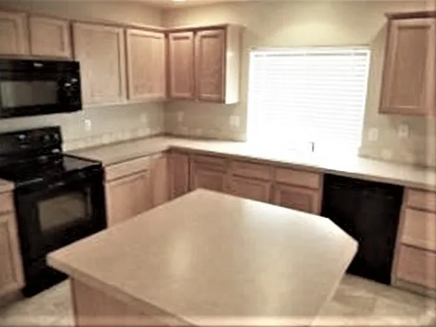4 bed, 2.5 bath, 2001 sqft, $2,635 — Photo 3