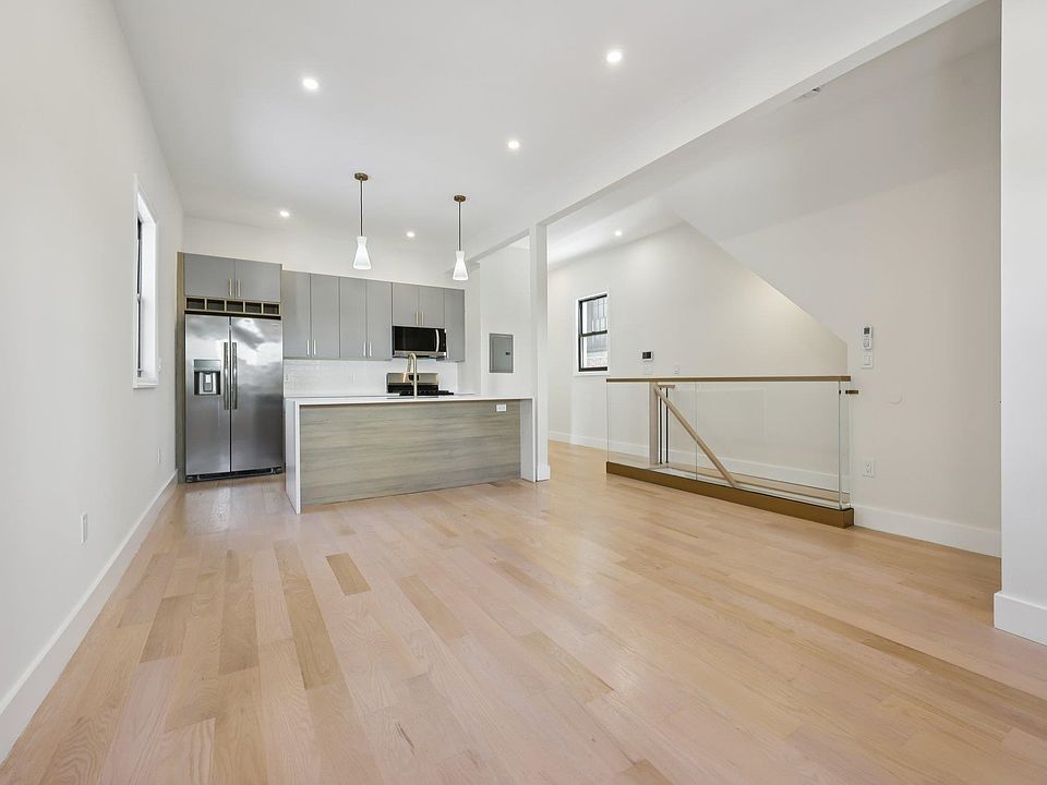 1st image of 79 Vroom St Floor 1