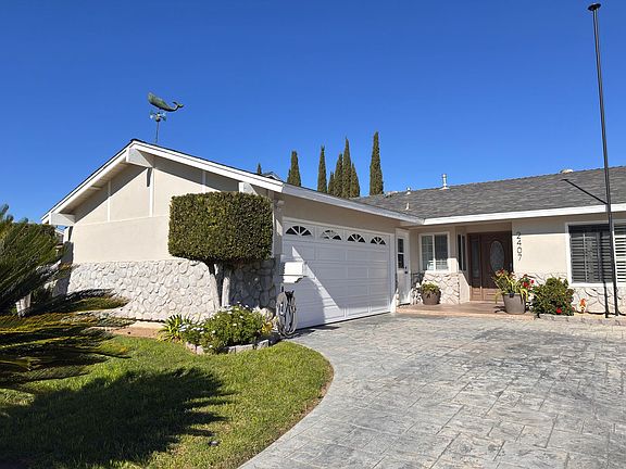 3rd image of 2407 Esther View Dr