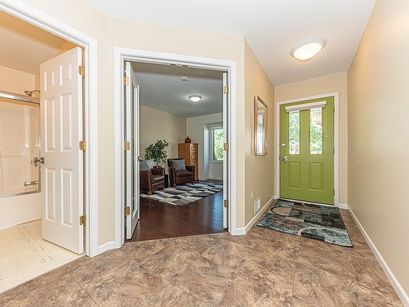 5th image of 599 Sycamore Cir