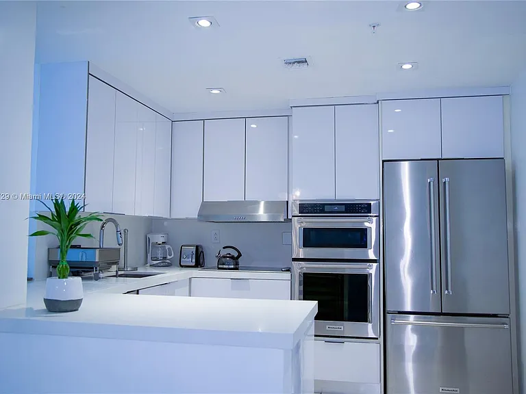 5601 Collins Ave #1614 — Photo 4