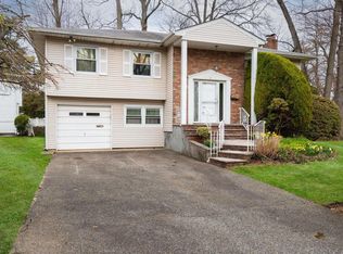 2 Reed Dr, Roslyn, NY 11576