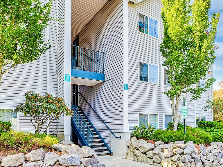 Olympic Pointe Apartments — Photo 8
