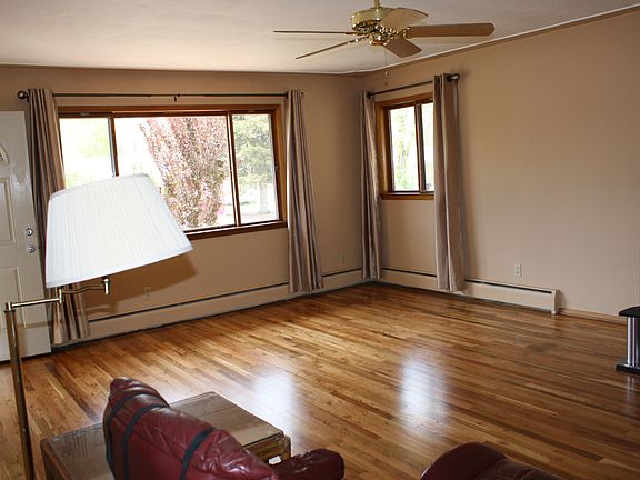 Spacious/Bright Living Room