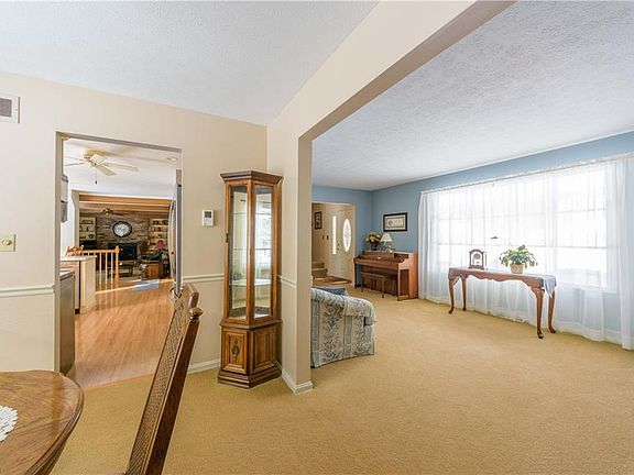 5th image of 176 Pickwick Dr