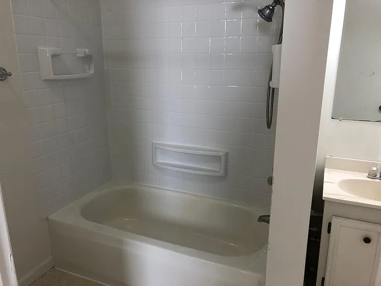 112 1/2 E Spring St #F — Photo 3