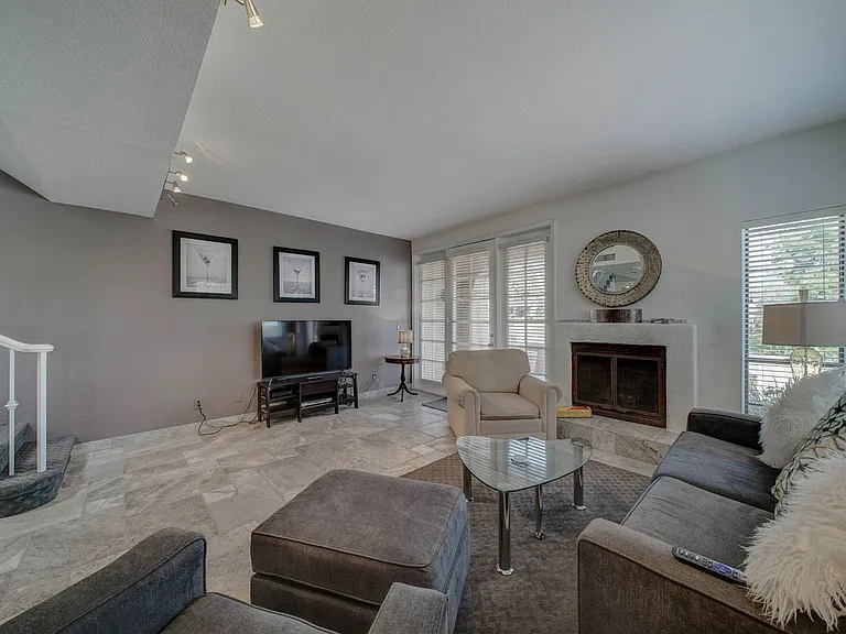 6141 N 28th Pl — Photo 2