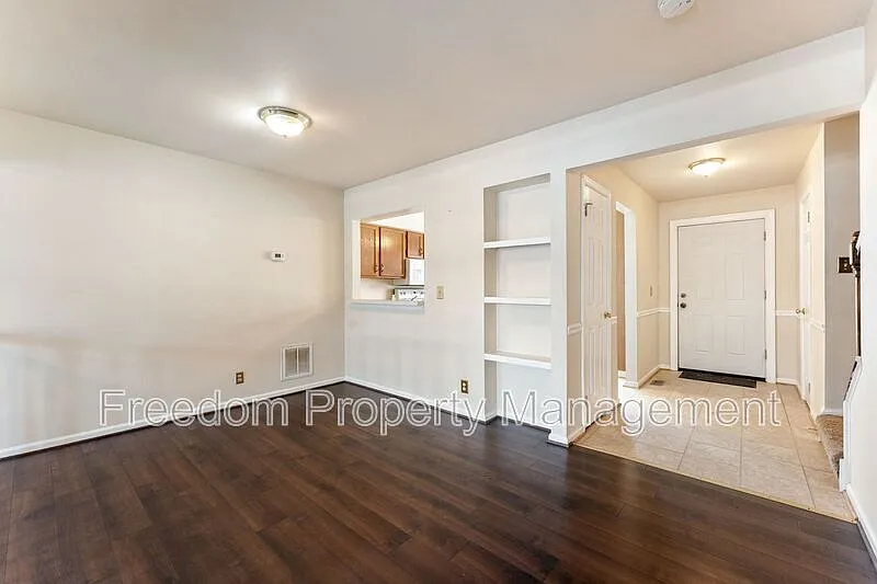 3 bed, 3.5 bath, 2040 sqft, $2,492 — Photo 3