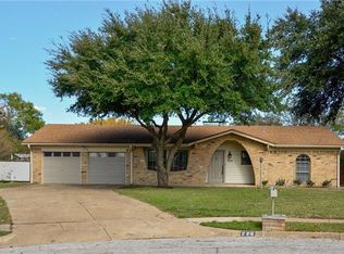 220 Lakeway Ct, Benbrook, TX 76126
