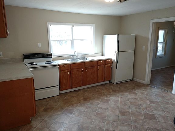 3rd image of 1208 S Cedar Ave