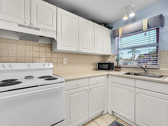 5th image of 9041 Sunrise Lakes Boulevard #101
