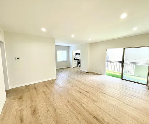 1051 N Harper Ave #6 Photo 1