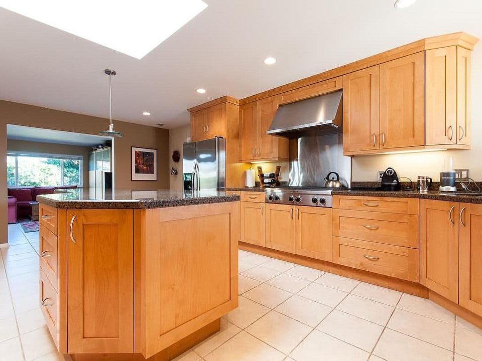 Gourmet Kitchen with 6 ring burner and ss appliances