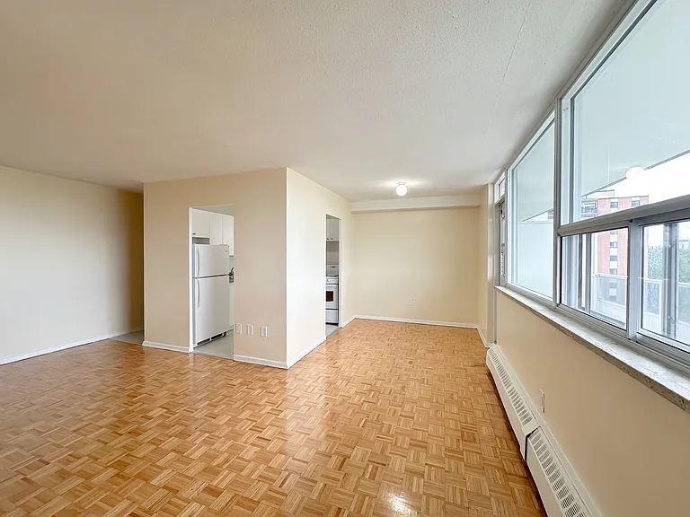 25 Paisley Blvd W — Photo 6