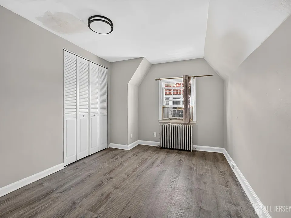 697 N Roosevelt Ave #2