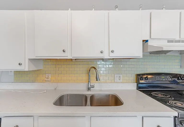 1122 Caroline St #4 — Photo 4