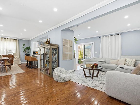 3rd image of 301 Roosevelt Ave