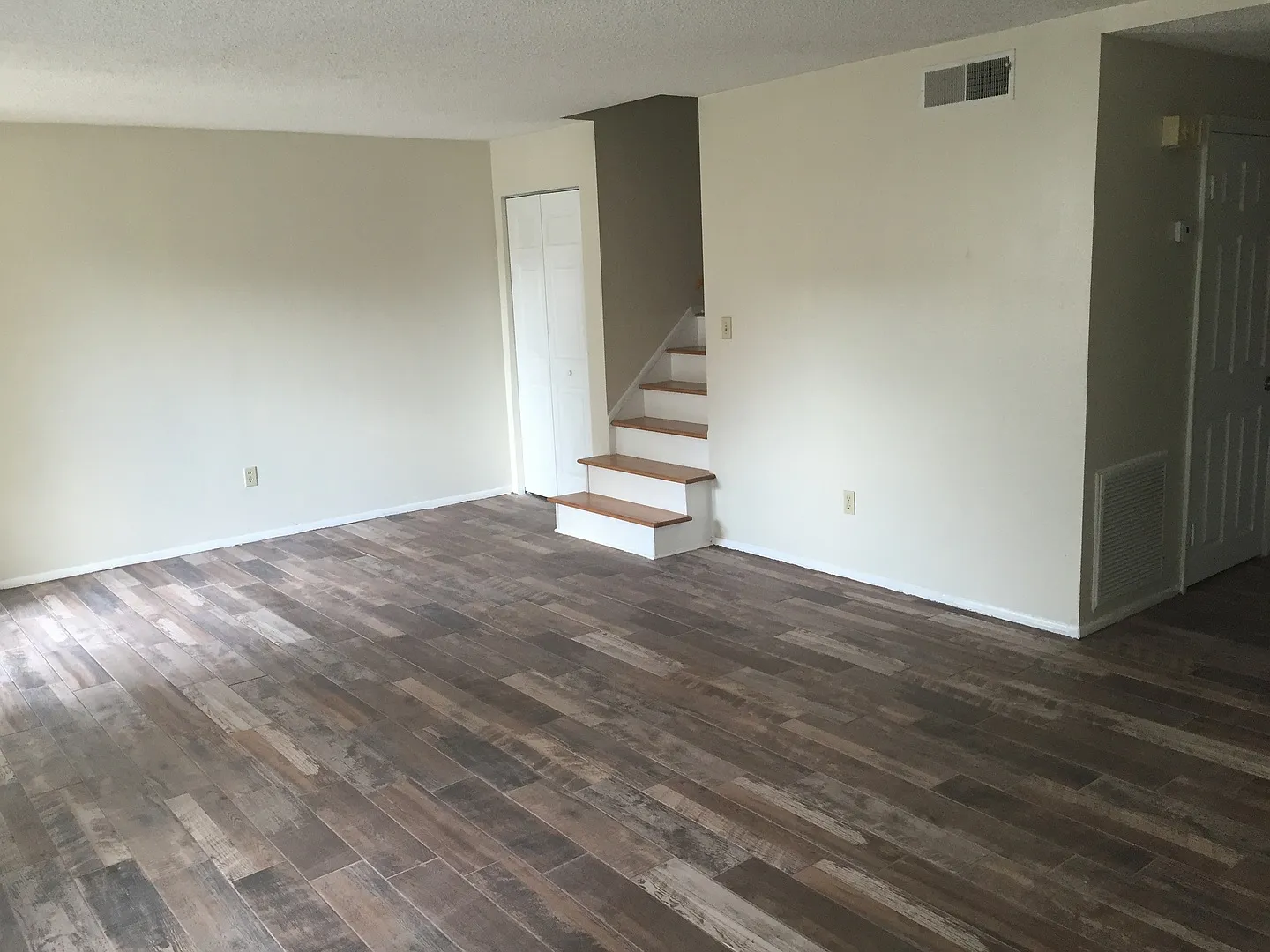 Spacious 4-Bedroom Townhouse — Photo 2