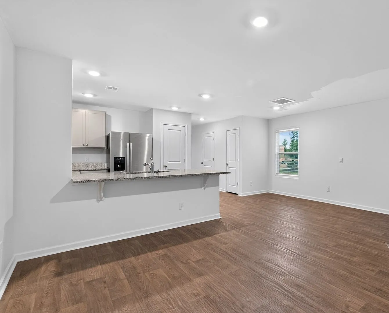Spacious & Stylish 3BD/2.5BA Townhome in Bloomingdale — Photo 4