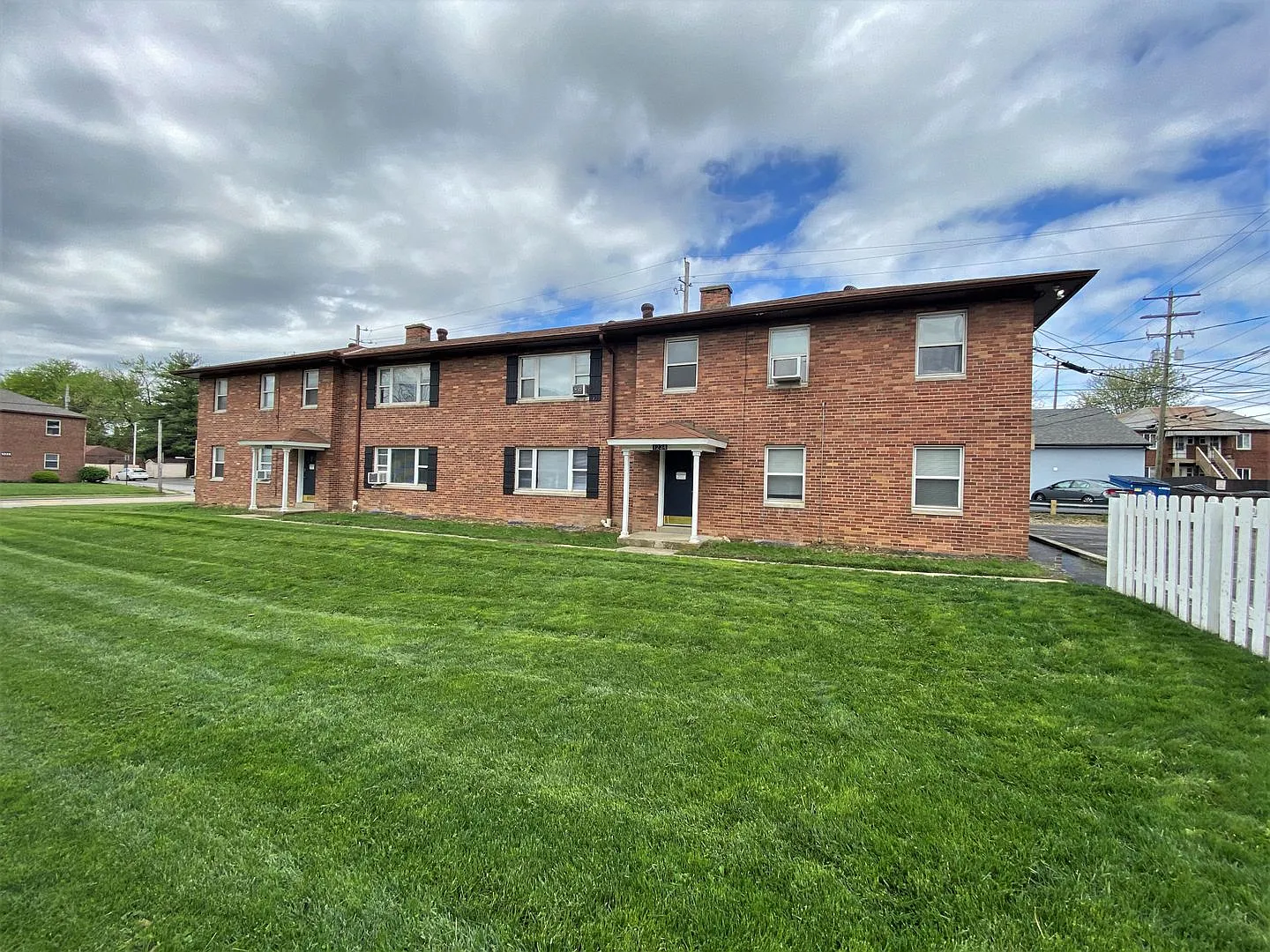 1 Bedroom - Grandview Area — Photo 2