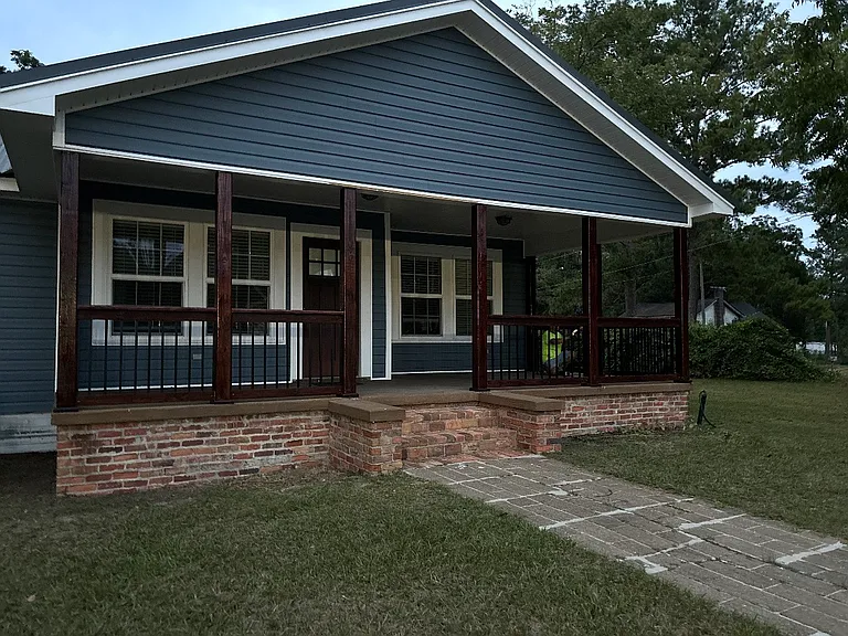 E Screven St — Photo 1
