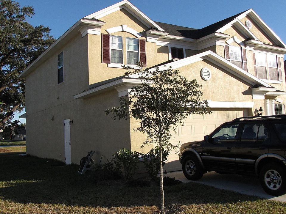 side view shows oak tree