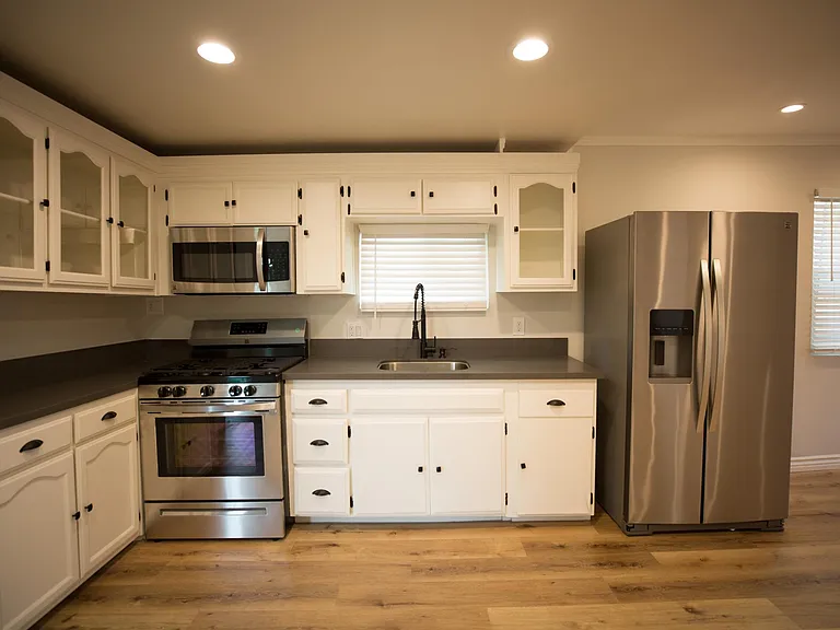 2210 Clinton St — Photo 3