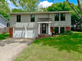 2 River Bluff Dr, Saint Peters, MO