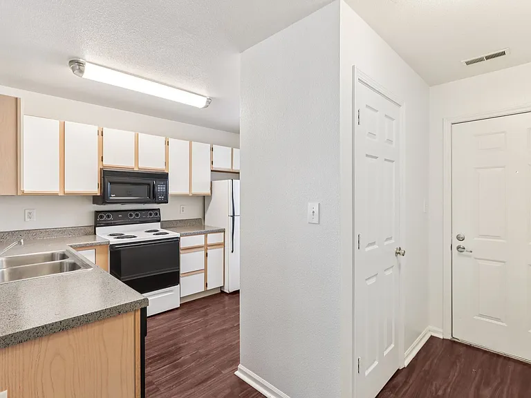 Broadway Village Apartments — Photo 30
