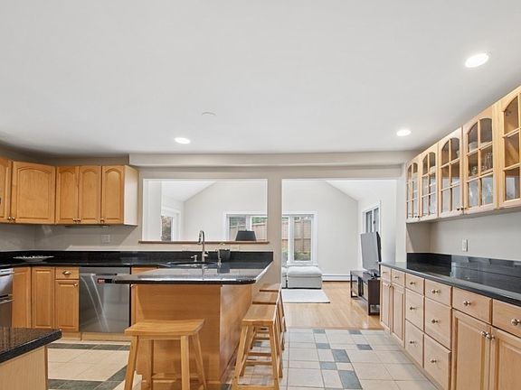 5th image of 80 Washington St