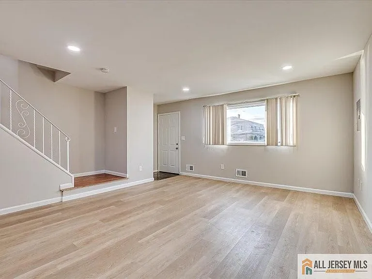 11 Hyde Ave — Photo 4