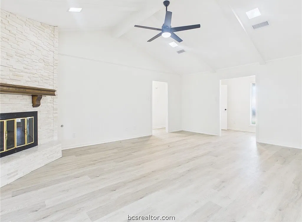 4 bed, 2165 sqft, $2,350 — Photo 4