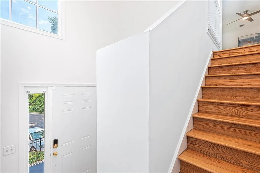 3 bed, 2.0 bath, 1550 sqft, $2,300 — Photo 2