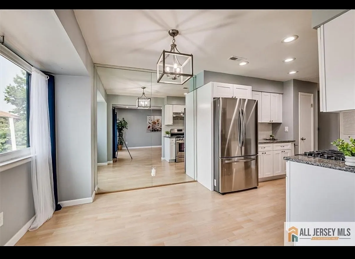 811 Edison Glen Ter — Photo 2