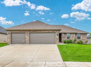 724 E Penzance Cir, Nixa, MO 65714
