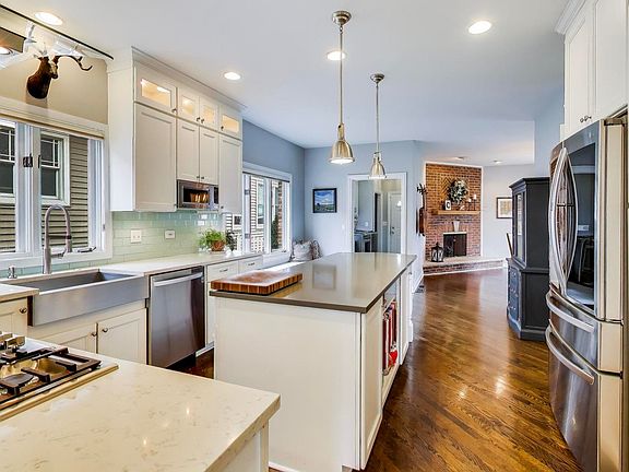 3rd image of 1029 Prairie Ave