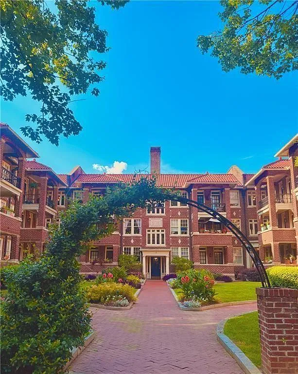 2 bed, 1.0 bath, 1005 sqft, $2,750 — Photo 1