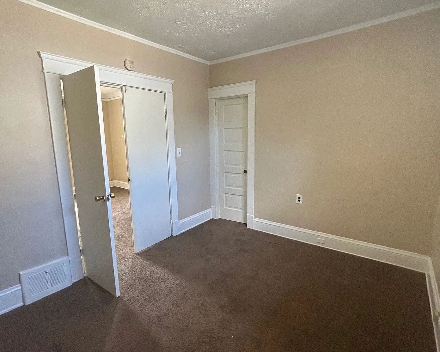 Charming 2-Bedroom Property in Prime Location — Photo 3